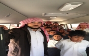 على حسابه الخاص سائق حافلة مدرسية بـ #جبة يقدم العصائر والحلوى للطلاب